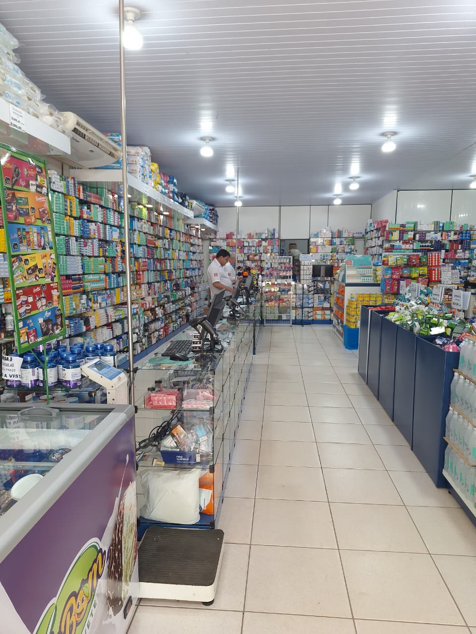 Interior da Drogaria Sao Paulo com medicamentos e atendimento no balcão